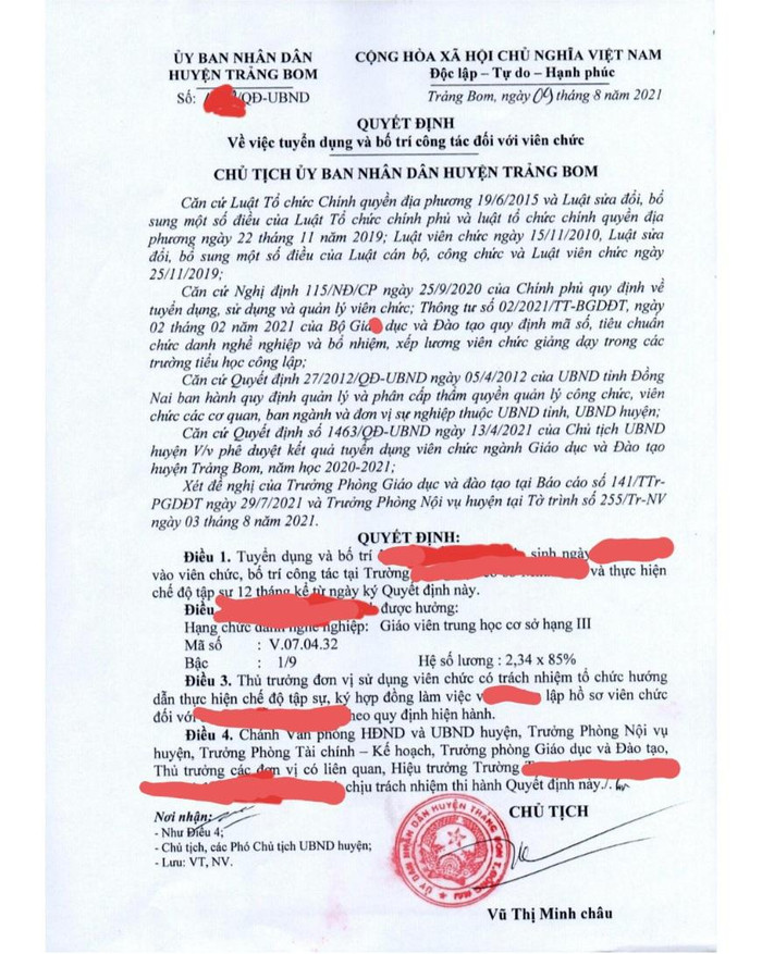 Một quyết định tuyển dụng và bố trí công tác của giáo viên được tuyển đợt này. Ảnh: Hữu Đức