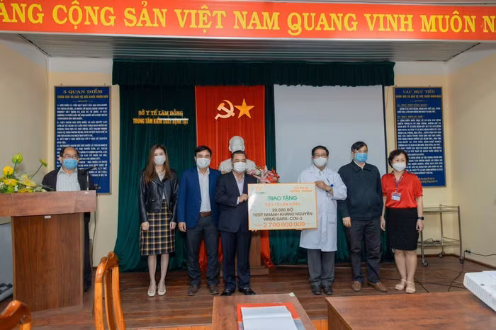 Ông Lê Hồng Việt - Phó Chủ tịch Tập đoàn Hưng Thịnh trao tặng 20.000 bộ kit xét nghiệm nhanh SARS-CoV-2 cho đại diện Sở Y tế tỉnh Lâm Đồng.