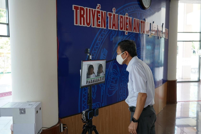 Thiết bị nhận diện khuôn mặt và đo thân nhiệt không tiếp xúc Thiết bị nhận diện khuôn mặt và đo thân nhiệt không tiếp xúc