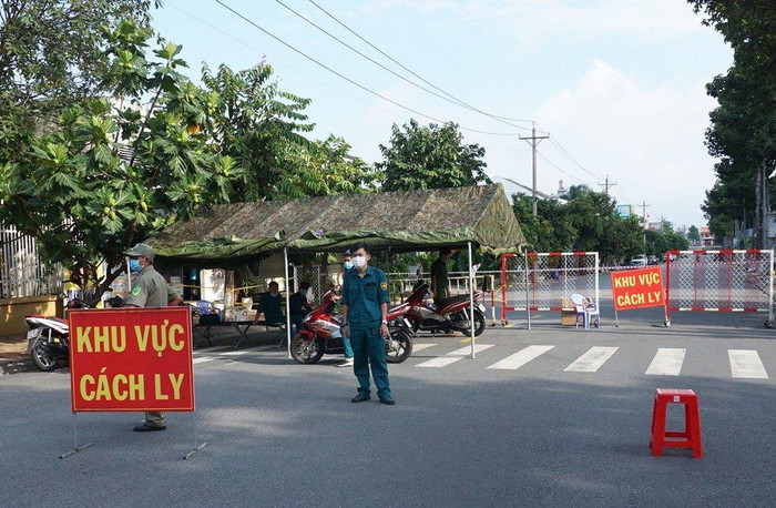 Kêu gọi, vận động, giải thích, thuyết phục, hướng dẫn, yêu cầu người dân không ra khỏi nhà, “ai ở đâu ở đó”, cách ly người với người, nhà với nhà, xã phường với xã phường. (Ảnh: Baochinhphu.vn)
