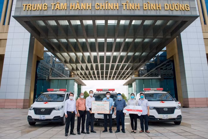 Ông Cao Minh Hiếu, Thành viên Hội đồng quản trị Tập đoàn Hưng Thịnh, kiêm Phó Tổng giám đốc Hưng Thịnh Land trao tặng tỉnh Bình Dương 3 xe cứu thương và 10.000 bộ kit xét nghiệm nhanh SARS-CoV-2 hỗ trợ phòng, chống dịch Covid-19.