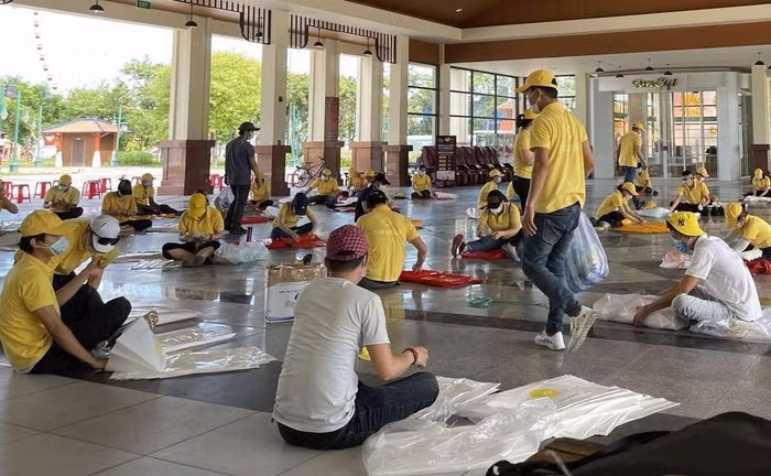 Cán bộ nhân viên Sun Group chuẩn bị đóng gói các suất quà cho hộ nghèo Cán bộ nhân viên Sun Group chuẩn bị đóng gói các suất quà cho hộ nghèo