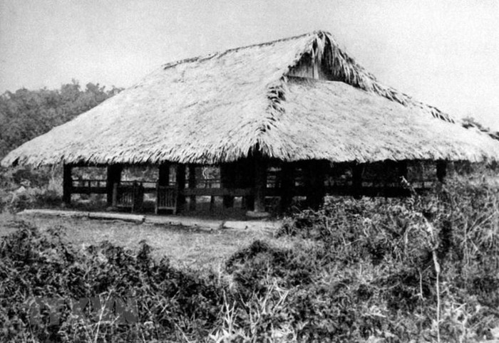 Ngày 16/8/1945, Đại hội Quốc dân họp tại Tân trào thông qua “10 chính sách lớn của Việt Minh”; thông qua “Lệnh tổng khởi nghĩa”; quy định quốc kỳ, quốc ca; thành lập Ủy ban Dân tộc giải phóng Trung ương, tức Chính phủ Lâm thời do đồng chí Hồ Chí Minh làm Chủ tịch. Trong ảnh: Đình Tân Trào, huyện Sơn Dương (Tuyên Quang), nơi diễn ra Đại hội Quốc dân do Việt Minh triệu tập, ngày 16/8/1945. (Ảnh: Tư liệu/TTXVN phát)