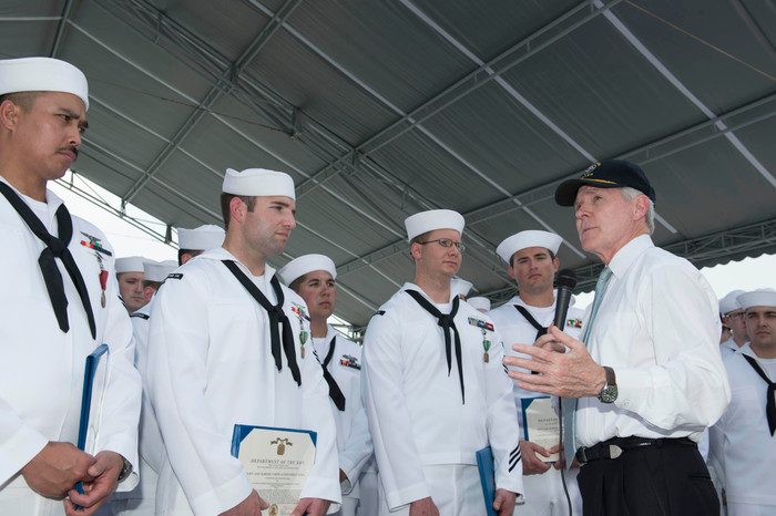 Đại sứ Hoa Kỳ tại Việt Nam Ted Osius và Tổng lãnh sự Rena Bitter cũng đi cùng Bộ trưởng Hải quân đến Đà Nẵng. Đại sứ Hoa Kỳ tại Việt Nam Ted Osius và Tổng lãnh sự Rena Bitter cũng đi cùng Bộ trưởng Hải quân đến Đà Nẵng.