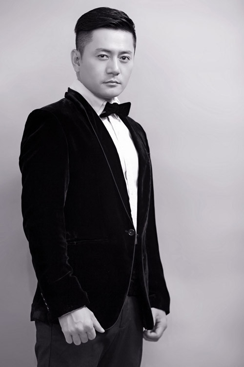 Veston nam muôn đời vẫn thế, không có quá nhiều phá cách trong kết cấu và phom dáng. Dù vậy, những người đàn ông mặc vest của năm 60 luôn khác người đàn ông mặc vest thời hiện đại. Điều này không chỉ do lối sống, nền văn hóa, tư duy, thế sự... mà còn do sự sáng tạo ngày càng phong phú của các quý ông sành điệu.