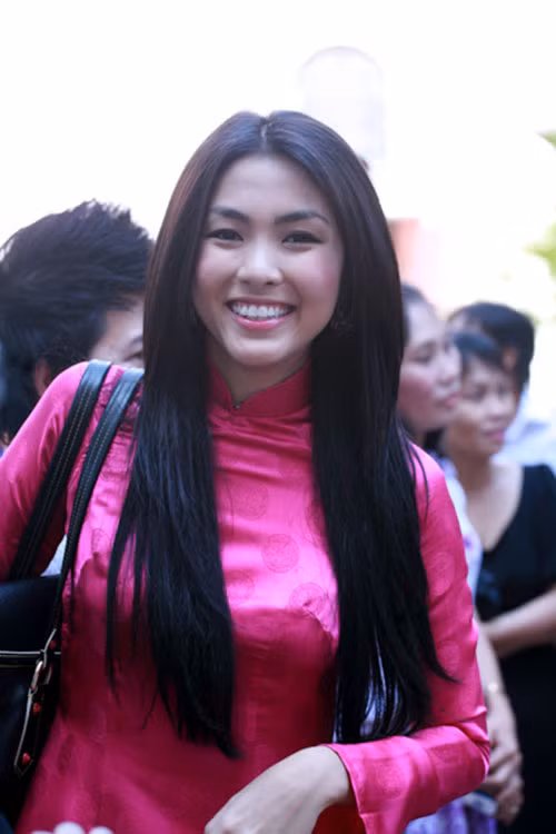 Không những miệng cười Hà Tăng còn sở hữu đôi mắt cũng biết cười.