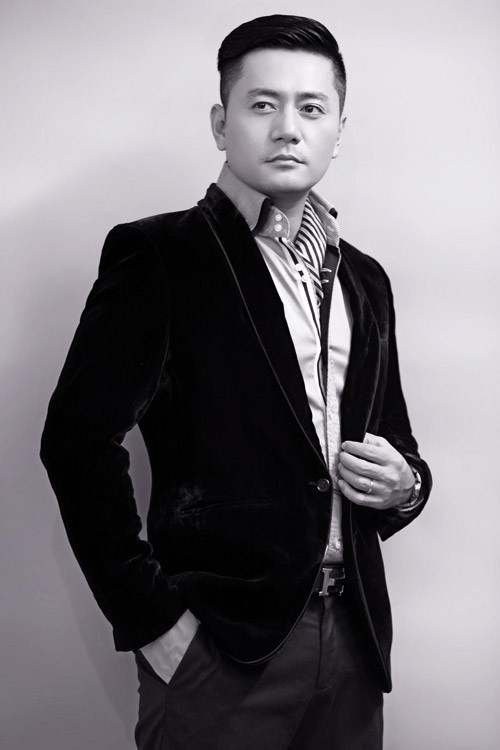 Thể hiện sự khoáng đạt khi mặc vest, khi để thẳng tay nên để lộ khoảng 1cm phần áo sơ mi bên trong. Với sơ mi kiểu Pháp, bạn có thể để lộ nhiều hơn.