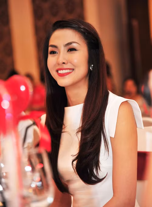 Và nụ cười viên mãn, hạnh phúc của một người phụ nữ đã tìm thấy bến đỗ hạnh phúc của đời mình.