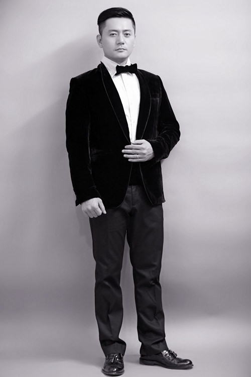 Thứ nhất, khi mua hoặc may vest, nên đặc biệt chú ý đến phần vai áo. Vai áo nên ôm vừa vặn chứ không ép chặt. Nếu vai vừa thì tất cả những thứ khác đều có thể điều chỉnh được.