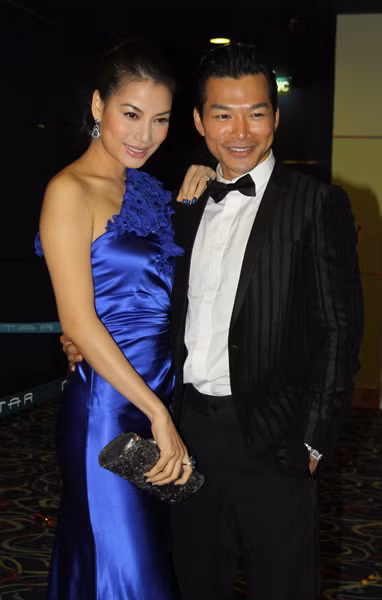 Dường như, bằng những bộ vest sang trọng, sắc màu đơn giản này, Trần Bảo Sơn đã làm một mảng nền hoàn hảo cho vợ mình tỏa sáng.