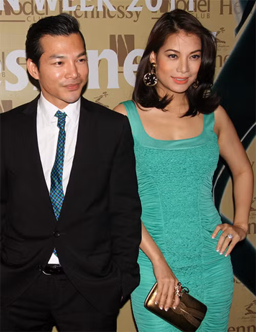 Chiếc caravat của Bảo Sơn rất xuyệt tông với chiếc váy xanh của Trương Ngọc Ánh