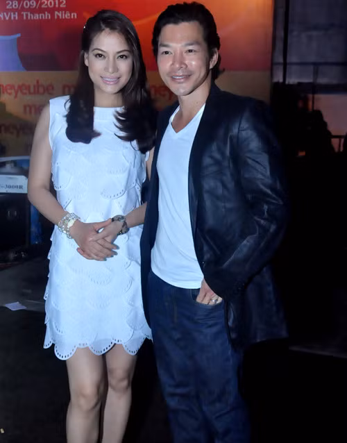 Cách kết hợp trang phục của cặp vợ chồng này dường như luôn là 'đồ đôi', vì nếu thiếu đi một người bên cạnh, bộ trang phục chưa hẳn sẽ đẹp và tỏa sáng như thế!