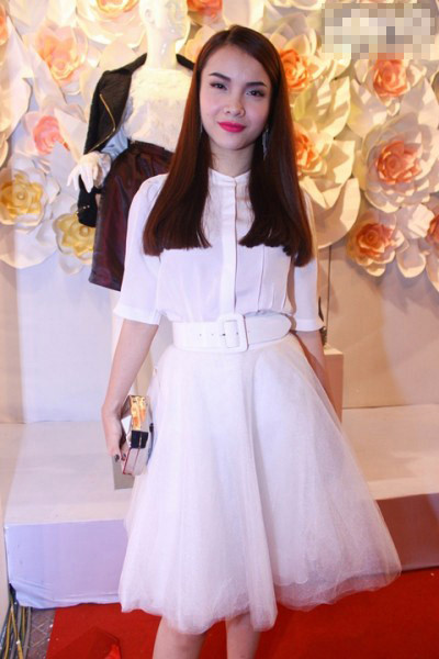 3. Yến Trang xinh xắn với đầm xòe dạng voan, kiểu dáng công chúa 3. Yến Trang xinh xắn với đầm xòe dạng voan, kiểu dáng công chúa