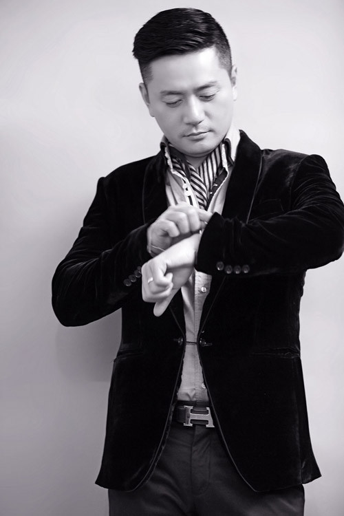 Thứ 2, để xác định chiều dài áo vest cho chuẩn, hãy chọn sao cho bạn có thể chạm tay vào đuôi áo khi duỗi thẳng.