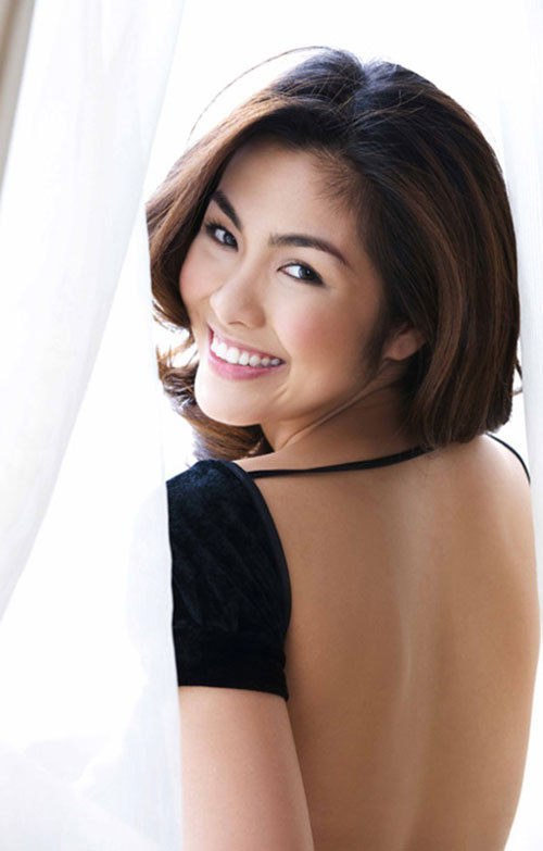 Cô luôn cười hết cỡ. Cô luôn cười hết cỡ.