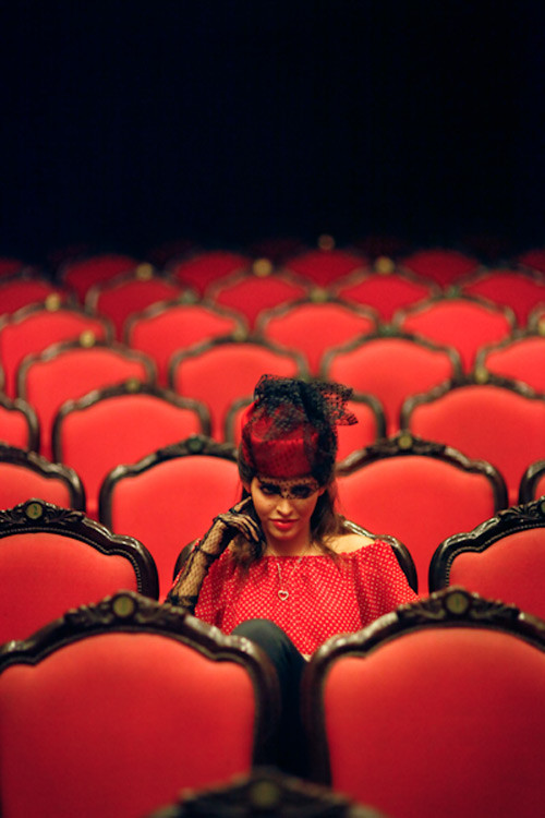 Andrea luôn giữ thói quen đọc các cuốn sách Tây Ban Nha để không quên tiếng mẹ đẻ và giúp cô bạn luôn nhớ về gốc gác của mình. Andrea luôn giữ thói quen đọc các cuốn sách Tây Ban Nha để không quên tiếng mẹ đẻ và giúp cô bạn luôn nhớ về gốc gác của mình.