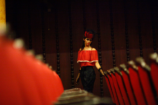 Theo lời bà chủ Venus miền Bắc Hạ Vy, các người mẫu nước ngoài nghiệp dư biểu diễn thời trang ở VN không phải là hiếm, nhưng người mẫu chuyên nghiệp thì chỉ đếm trên đầu ngón tay. Theo lời bà chủ Venus miền Bắc Hạ Vy, các người mẫu nước ngoài nghiệp dư biểu diễn thời trang ở VN không phải là hiếm, nhưng người mẫu chuyên nghiệp thì chỉ đếm trên đầu ngón tay.