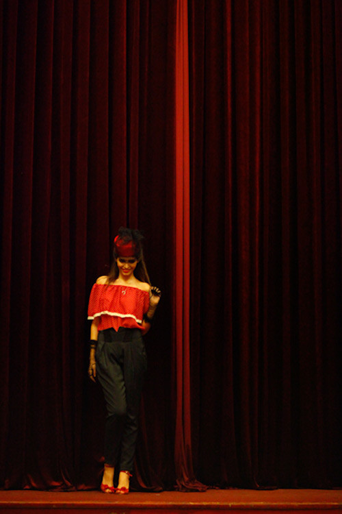 Ngoài công việc người mẫu, Andrea còn biết hát, chơi piano, guitar. Ngoài công việc người mẫu, Andrea còn biết hát, chơi piano, guitar.