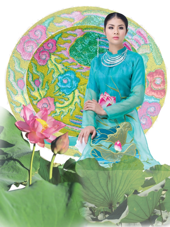 Ngọc Hân đài các với tà áo dài xanh. Ngọc Hân đài các với tà áo dài xanh.