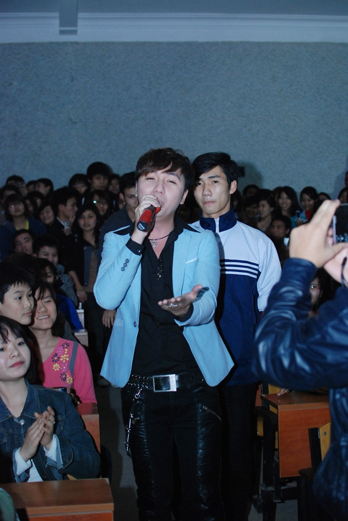 Anh trình diễn "Nỗi đau xót xa" và "vệt nắng cuối trời" khiến sinh viên Đại học Thương mại vỗ tay nhiệt tình. Anh trình diễn "Nỗi đau xót xa" và "vệt nắng cuối trời" khiến sinh viên Đại học Thương mại vỗ tay nhiệt tình.
