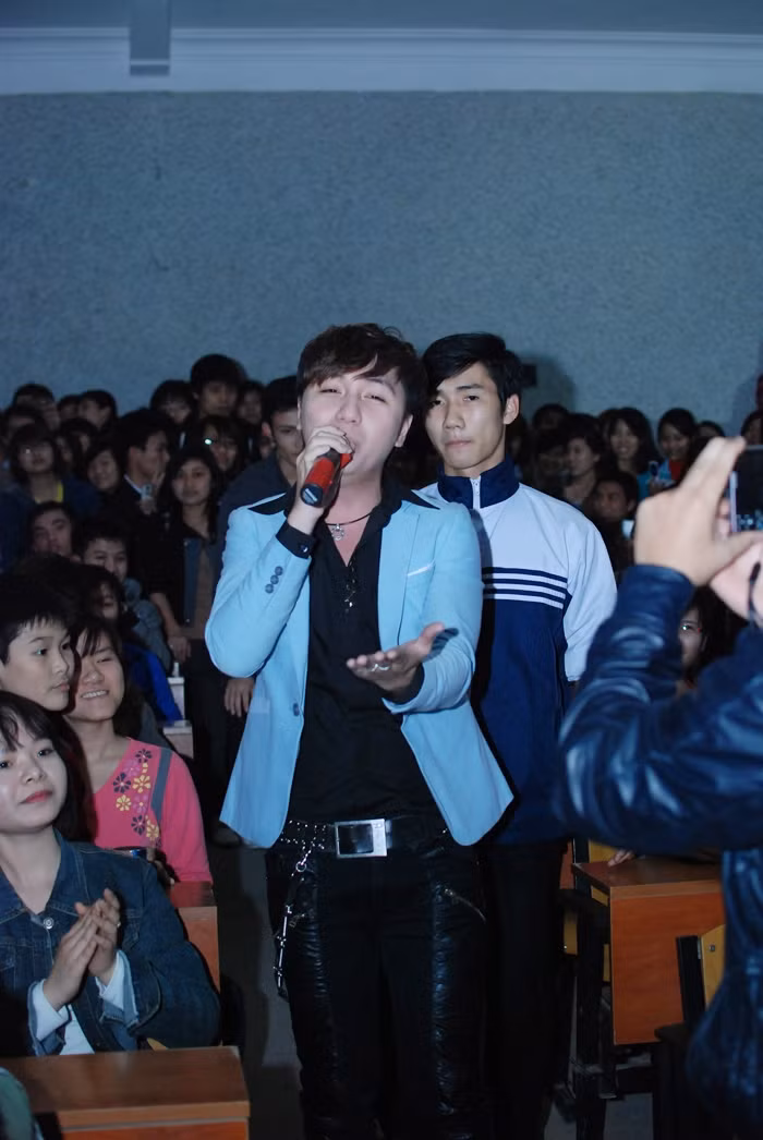 Anh trình diễn "Nỗi đau xót xa" và "vệt nắng cuối trời" khiến sinh viên Đại học Thương mại vỗ tay nhiệt tình.