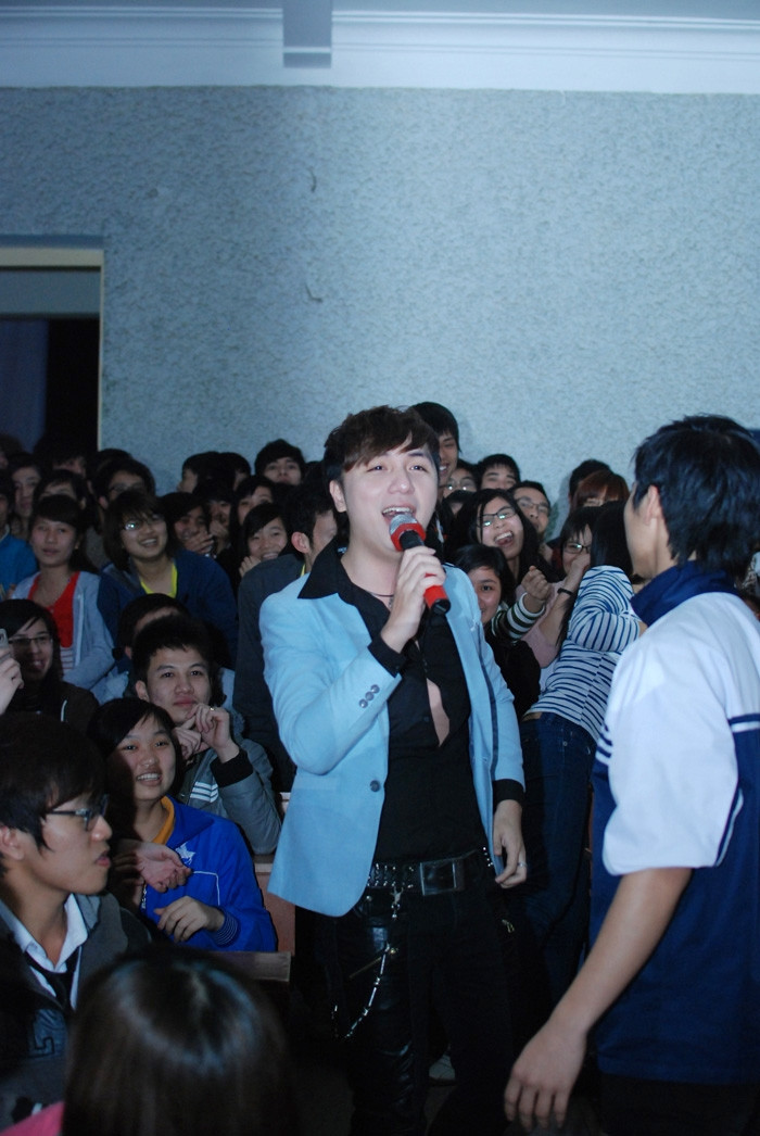 Minh Vương thể hiện sự thân thiện, gần gũi của mình khi xuống tận hàng ghế sinh viên để giao lưu cùng các bạn.Anh tham dự chương trình Giao lưu văn hóa Việt - Lào- Trung Quốc tối 24/3 tại Đại học Thương mại. Minh Vương thể hiện sự thân thiện, gần gũi của mình khi xuống tận hàng ghế sinh viên để giao lưu cùng các bạn.Anh tham dự chương trình Giao lưu văn hóa Việt - Lào- Trung Quốc tối 24/3 tại Đại học Thương mại.