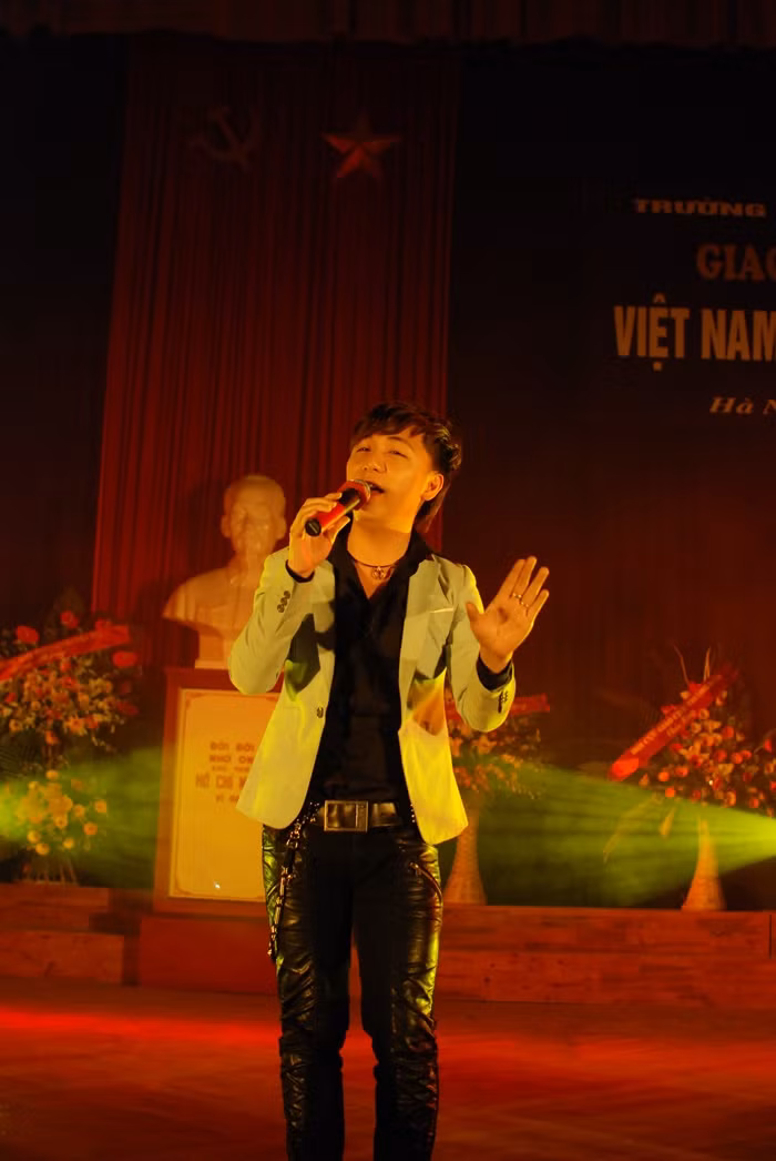 Sự góp mặt của anh giúp cho không khí tại hội trường sôi động hẳn, bên cạnh 1 số tiết mục do các bạn sinh viên biểu diễn.