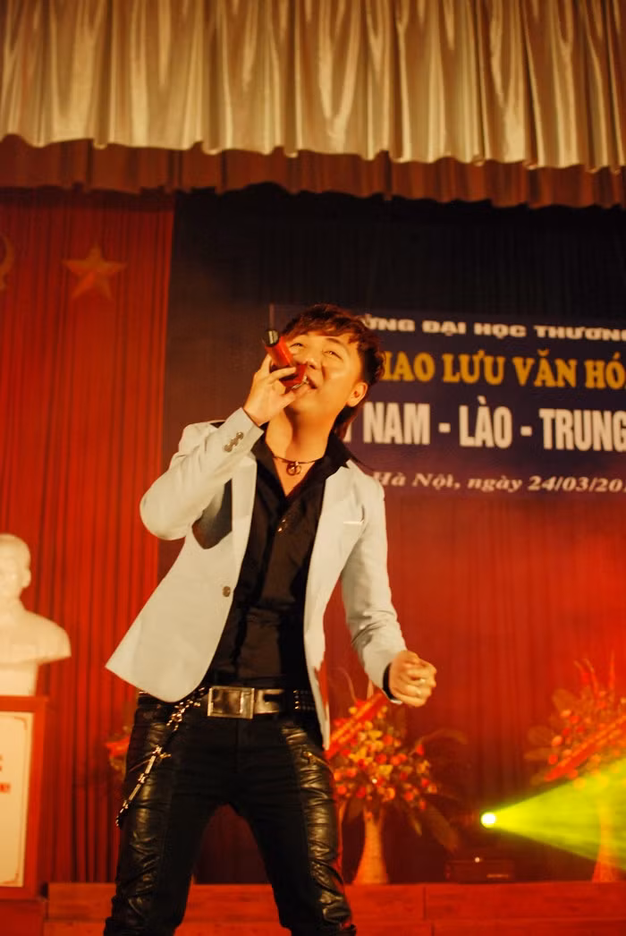Nam ca sỹ hết mình trên sân khấu.
