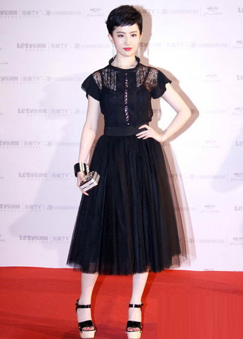 Người đẹp sử dụng chiếc váy ren đen sang trọng mà không kém phần sexy Người đẹp sử dụng chiếc váy ren đen sang trọng mà không kém phần sexy