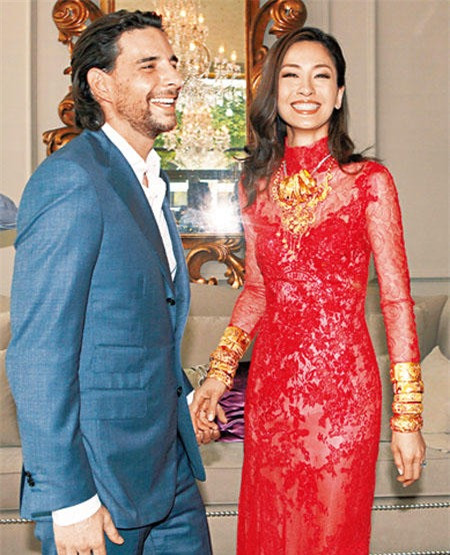 Chắc hẳn các bạn vẫn còn ấn tượng bởi sự kiện chân dài nổi tiếng Châu Vấn Kỳ đã có một đám cưới xa hoa bên người tình ngoại quốc Julien vào cuối tháng 9 vừa qua. Được biết, kiều nữ họ Châu được đeo tới hơn 10 chiếc vòng tay và 2 chiếc vòng cổ bằng vàng trong hôn lễ. Trước cả “tấn” vàng trên người cô dâu, chú rể người Pháp rất ngạc nhiên và phải thốt lên rằng: “Ôi, chúng ta giàu to mất. Thật vinh dự cho tôi khi được kết hôn với một người vợ như thế này”. Chắc hẳn các bạn vẫn còn ấn tượng bởi sự kiện chân dài nổi tiếng Châu Vấn Kỳ đã có một đám cưới xa hoa bên người tình ngoại quốc Julien vào cuối tháng 9 vừa qua. Được biết, kiều nữ họ Châu được đeo tới hơn 10 chiếc vòng tay và 2 chiếc vòng cổ bằng vàng trong hôn lễ. Trước cả “tấn” vàng trên người cô dâu, chú rể người Pháp rất ngạc nhiên và phải thốt lên rằng: “Ôi, chúng ta giàu to mất. Thật vinh dự cho tôi khi được kết hôn với một người vợ như thế này”.