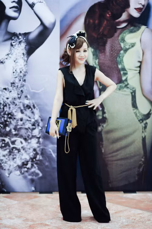 MC Việt Nga với cá tính thời trang mạnh cũng luôn có những sự lựa chọn có 1-0-2 cho mình. Chiếc xắc tay hình lọ nước hoa này của cô quả thật thật bắt mắt