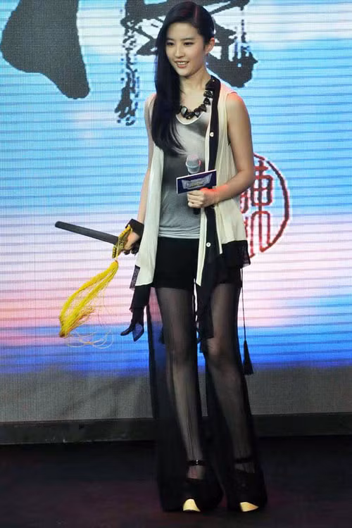 Chiếc quần xuyên thấu này được nhận xét là dù lạ mắt nhưng thực tình chưa đẹp