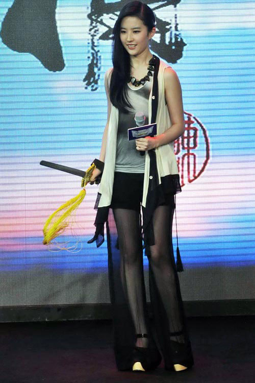 Chiếc quần xuyên thấu này được nhận xét là dù lạ mắt nhưng thực tình chưa đẹp Chiếc quần xuyên thấu này được nhận xét là dù lạ mắt nhưng thực tình chưa đẹp