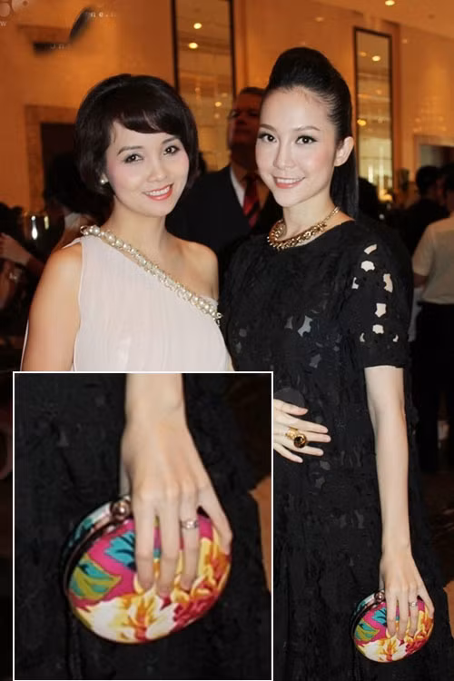 Bộ đầm đen của Linh Nga nổi bật hơn với chiếc xắc tay in họa tiết hoa sặc sỡ