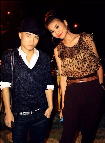 Cũng có khi chỉ là một chiếc túi nhỏ nhắn cầm tay hoặc có thêm quai dài để đeo hờ hững trên vai.