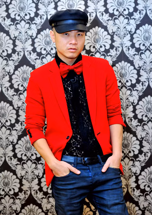 1. Chất liệu ren Vải ren với những hoa văn tinh tế và độc đáo vốn là chất liệu "độc quyền" của phái nữ, nay được NTK Đỗ Mạnh Cường đưa vào trang phục của mình một cách táo bạo và đầy cảm hứng.