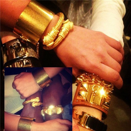 Cuộc sống xa xỉ của cô Kim “siêu vòng ba” này chắc hẳn phải khiến nhiều người choáng ngợp. Kim có hẳn một máy bay riêng, vô số chiếc ô tô đắt tiền cùng các bộ quần áo trang sức hàng hiệu cực đắt giá. Đặc biệt kể từ khi có người yêu mới, cô bổ sung vào danh sách các thú vui xa xỉ của mình sở thích đeo “hàng tá” vòng vàng đôi với Kanye. Cuộc sống xa xỉ của cô Kim “siêu vòng ba” này chắc hẳn phải khiến nhiều người choáng ngợp. Kim có hẳn một máy bay riêng, vô số chiếc ô tô đắt tiền cùng các bộ quần áo trang sức hàng hiệu cực đắt giá. Đặc biệt kể từ khi có người yêu mới, cô bổ sung vào danh sách các thú vui xa xỉ của mình sở thích đeo “hàng tá” vòng vàng đôi với Kanye.