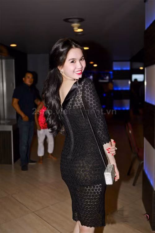 Xắc tay vuông vắn nạm kim sa rất nổi bật của Ngọc Trinh