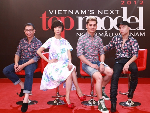 NTK Đỗ Mạnh Cường thường không quá "gồng" mình lên trong những shot hình, mà chỉ là những tạo dáng đơn giản nhưng hiệu quả NTK Đỗ Mạnh Cường thường không quá "gồng" mình lên trong những shot hình, mà chỉ là những tạo dáng đơn giản nhưng hiệu quả
