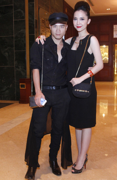 2. Váy Mùa Vietnam Nexttop Modep 2011, khán giả được một phen "sửng sốt" khi các giám khảo nam xuất hiện với chiếc váy trên người. 2. Váy Mùa Vietnam Nexttop Modep 2011, khán giả được một phen "sửng sốt" khi các giám khảo nam xuất hiện với chiếc váy trên người.