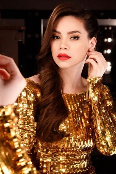 Hà Hồ nổi tiếng là một trong những nghệ sĩ có phong cách ăn mặc “thời thượng” nhất showbiz Việt vì thế không lạ gì khi Hà Hồ cũng bị sức quyến rũ của vàng mê hoặc. Trong 1 MV của Hà, người hâm mộ được “mắt tròn mắt dẹt” trước bộ váy dát vàng từ đầu tới chân của cô. Nhiều nguồn tin tiết lộ rằng có vô số điểm trên bộ váy được dát vàng 24k. Thế mới biết độ “chịu chơi” của bà mẹ một con này đến mức nào. Hà Hồ nổi tiếng là một trong những nghệ sĩ có phong cách ăn mặc “thời thượng” nhất showbiz Việt vì thế không lạ gì khi Hà Hồ cũng bị sức quyến rũ của vàng mê hoặc. Trong 1 MV của Hà, người hâm mộ được “mắt tròn mắt dẹt” trước bộ váy dát vàng từ đầu tới chân của cô. Nhiều nguồn tin tiết lộ rằng có vô số điểm trên bộ váy được dát vàng 24k. Thế mới biết độ “chịu chơi” của bà mẹ một con này đến mức nào.