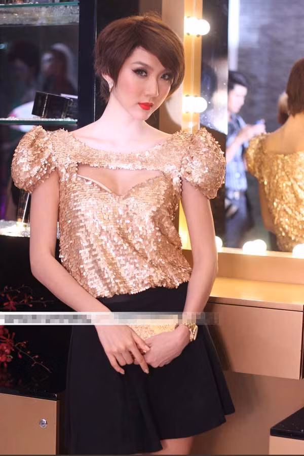 Điểm cut out gợi cảm phần ngực áo giúp Ngọc Quyên thu hút hơn