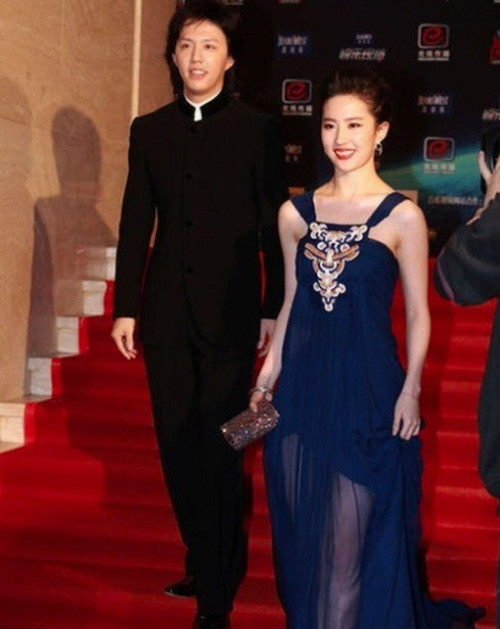 Chiếc váy úp mở cặp chân thon thả của người đẹp Chiếc váy úp mở cặp chân thon thả của người đẹp