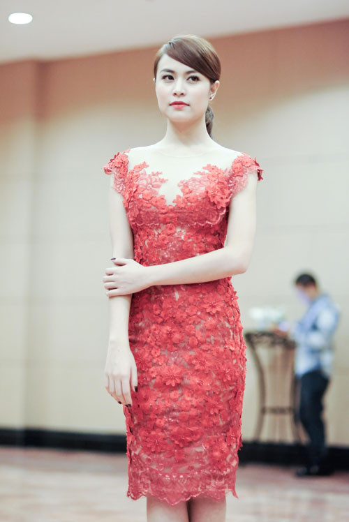 Hoàng Thùy Linh khoe da trắng ngần và nụ cười rạng rỡ trong bộ váy ren màu cam nhẹ nhàng Hoàng Thùy Linh khoe da trắng ngần và nụ cười rạng rỡ trong bộ váy ren màu cam nhẹ nhàng