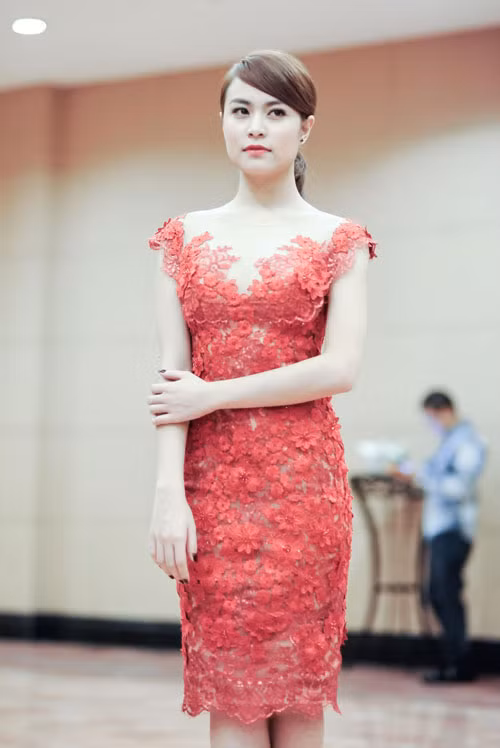 Hoàng Thùy Linh khoe da trắng ngần và nụ cười rạng rỡ trong bộ váy ren màu cam nhẹ nhàng