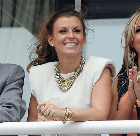 Cô vợ xinh đẹp của cầu thủ tài năng Rooney luôn biết cách trở thành tâm điểm ở mỗi nơi cô đến.Vào ngày 10/5, Collen đã khiến cho những người có mặt tại trường đua Chester choáng váng với số trang sức bằng vàng cô đeo trên người. Coleen đeo một chiếc vòng cổ to, một chiếc nhẫn gắn viên kim cương lớn ở giữa, đồng hồ, vòng đeo tay và tất cả đều bằng vàng. Một số fan trầm trồ trước những đồ trang sức đắt tiền Coleen đang đeo nhưng cũng không ít người cho rằng cô khoe của lộ liễu. Cô vợ xinh đẹp của cầu thủ tài năng Rooney luôn biết cách trở thành tâm điểm ở mỗi nơi cô đến.Vào ngày 10/5, Collen đã khiến cho những người có mặt tại trường đua Chester choáng váng với số trang sức bằng vàng cô đeo trên người. Coleen đeo một chiếc vòng cổ to, một chiếc nhẫn gắn viên kim cương lớn ở giữa, đồng hồ, vòng đeo tay và tất cả đều bằng vàng. Một số fan trầm trồ trước những đồ trang sức đắt tiền Coleen đang đeo nhưng cũng không ít người cho rằng cô khoe của lộ liễu.