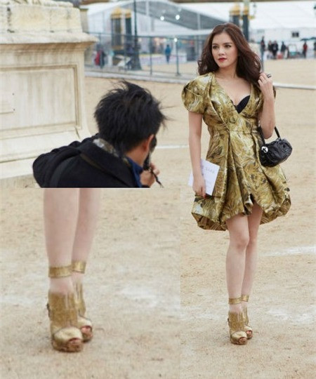 Người đẹp chuyên gia “khoe của” này là một trong những cái tên đầu tiên được nghĩ tới khi người ta bàn đến chủ đề thú vui xa xỉ. Ngày 3/10, đại sứ du lịch Việt Nam Lý Nhã Kỳ đã đến tham dự Elie Saab Fashion Show với tư cách khách mời đến từ Việt Nam. Để thể hiện “đẳng cấp”, người đẹp diện váy hiệu Alexander McQueen đầy quyến rũ và nổi “bần bật” với đôi giày "dát vàng" ngót nghét hơn 300 triệu đồng. Người đẹp chuyên gia “khoe của” này là một trong những cái tên đầu tiên được nghĩ tới khi người ta bàn đến chủ đề thú vui xa xỉ. Ngày 3/10, đại sứ du lịch Việt Nam Lý Nhã Kỳ đã đến tham dự Elie Saab Fashion Show với tư cách khách mời đến từ Việt Nam. Để thể hiện “đẳng cấp”, người đẹp diện váy hiệu Alexander McQueen đầy quyến rũ và nổi “bần bật” với đôi giày "dát vàng" ngót nghét hơn 300 triệu đồng.