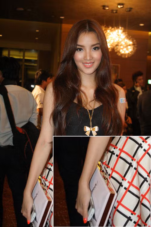 Huỳnh Bích Phương với mẫu túi hình cuốn sách thật đặc biệt