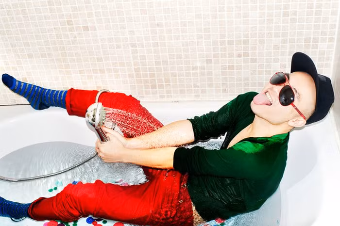 Trông anh trẻ trung và tinh nghịch như một chàng teenboy