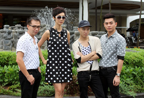 Họa tiết chấm bi có lẽ cũng là một lựa chọn "đòi bình đẳng thời trang" với phái nữ của Đỗ Mạnh Cường Họa tiết chấm bi có lẽ cũng là một lựa chọn "đòi bình đẳng thời trang" với phái nữ của Đỗ Mạnh Cường